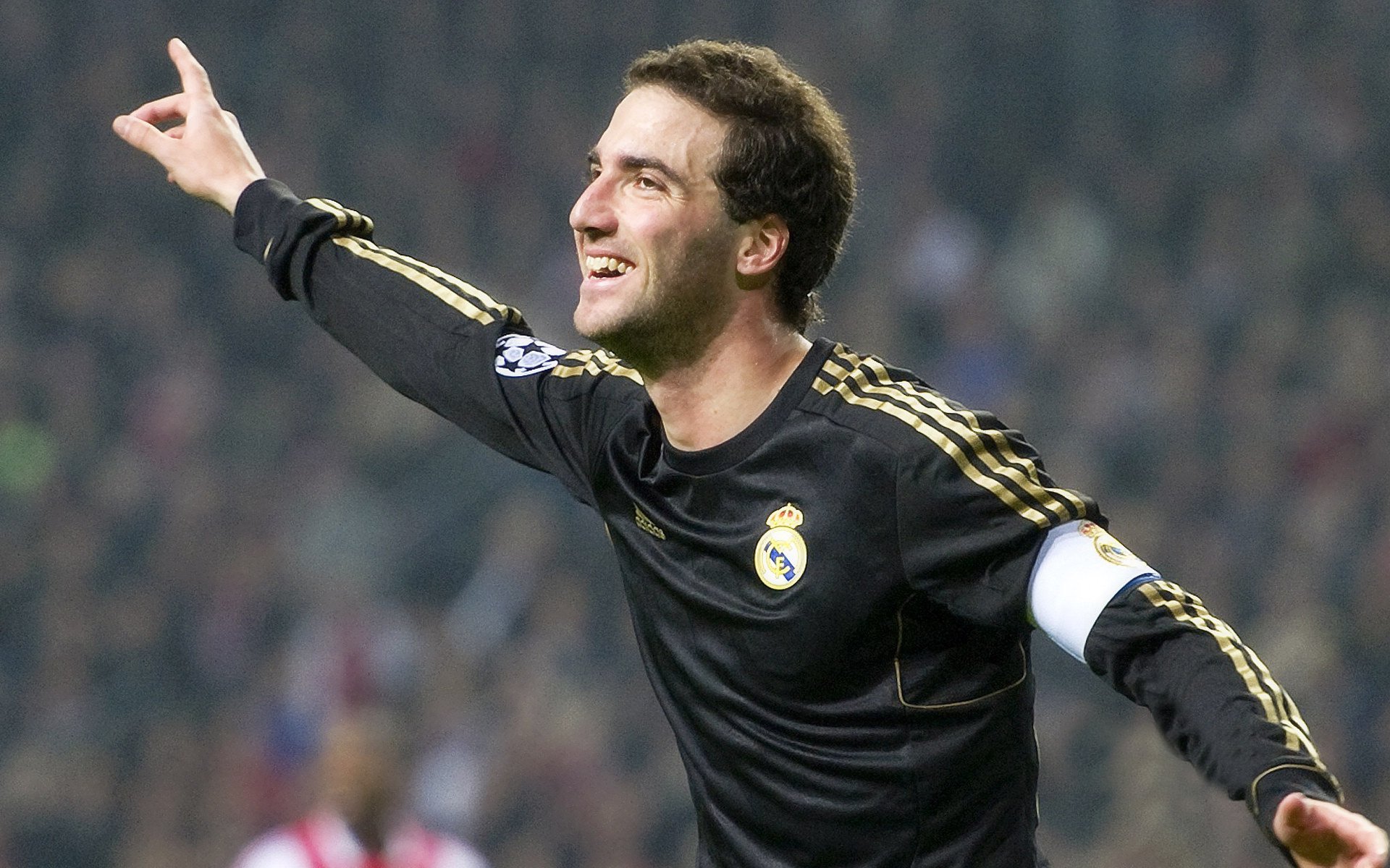 亚眠球员红牌遭罚，或将错过下场比赛，亚眠球衣